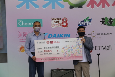 東森購物集團總經理彭鴻珷（右）代表將100萬元的支票交給副市長謝政達