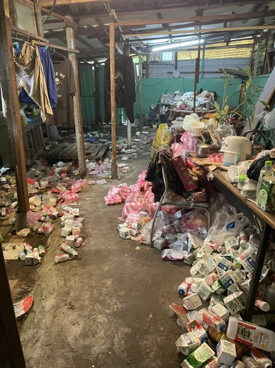 石碇十八重溪偏區的母子原來居住環境堆滿雜亂的物品和回收物