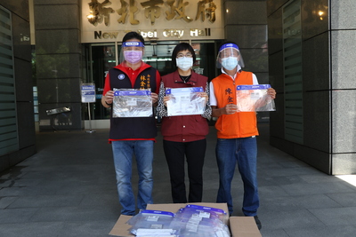 市議員林金結（左）和台灣房屋總經理陳金華（右）共同捐贈1萬個護目罩  由張錦麗局長（中）代收