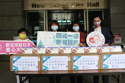 市議員江怡臻（左2）媒合時承生技公司捐贈300劑快篩劑   由張錦麗局長（右2）代收