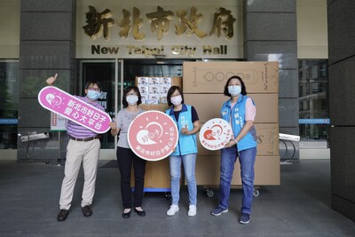 市議員林國春服務處媒合捐贈1千個太空隔離面罩  由社會局副局長許秀能（左2）代收