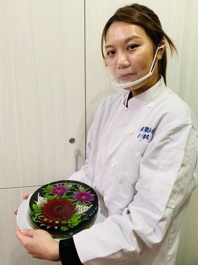 曾鈺珺在老師的鼓勵下參賽  獲得 2021比利時觀光美食節國際大賽線上比賽果凍花展示及造型和菓子金牌  此為果凍花