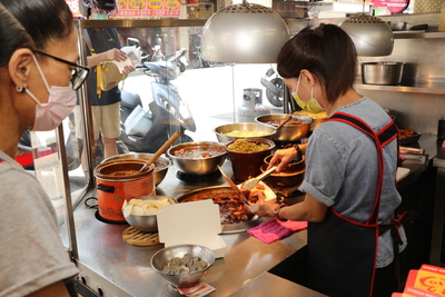 在三重區溪尾街開業35年的「玉知高華」知高飯  以銅板美食聞名