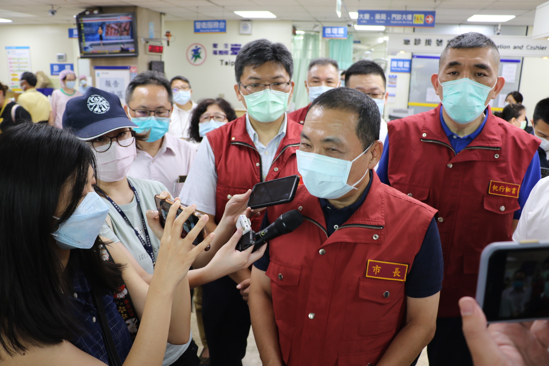 侯友宜市長趕赴部立台北醫院慰問泰山火災罹難者家屬