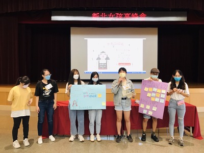 瑞芳高工黃怡瑄同學（右3）代表總結報告   鼓勵同學要勇敢逐夢