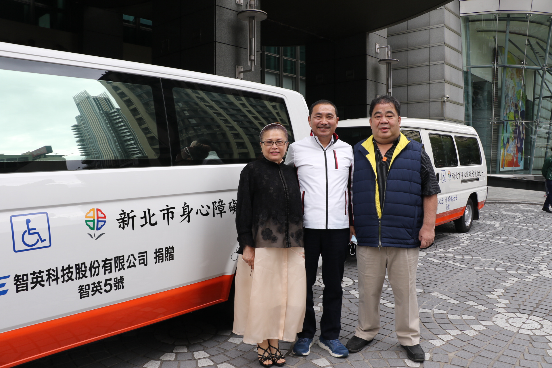 林宴臨和太太陳惠英再度捐贈2輛復康巴士  累計9輛