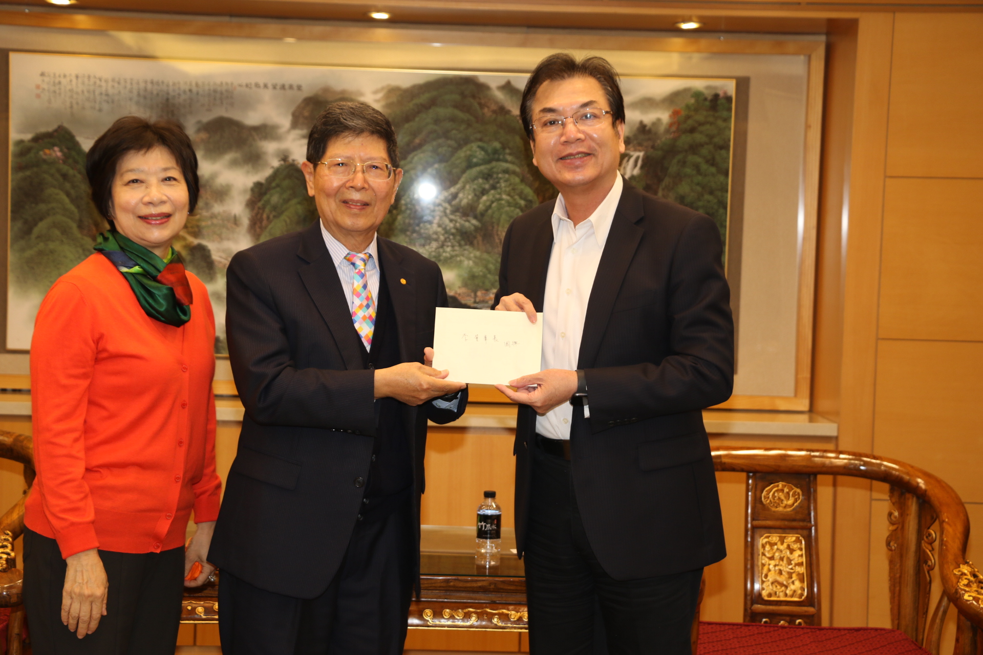 劉和然副市長代表侯友宜市長致贈李國興前社長生日卡片  感謝他長年持續的愛心  並祝生日快樂