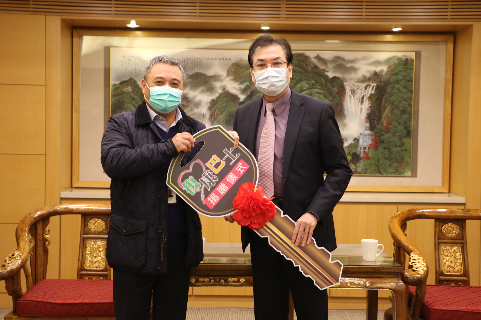 日電貿公司副董事長李坤蒼（左）將鑰匙交給劉和然副市長