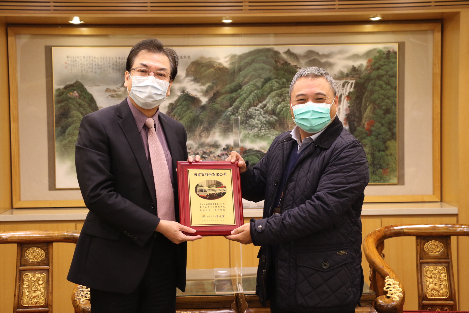 劉和然代表侯友宜市長頒贈感謝牌給日電貿公司副董事長李坤蒼（右）
