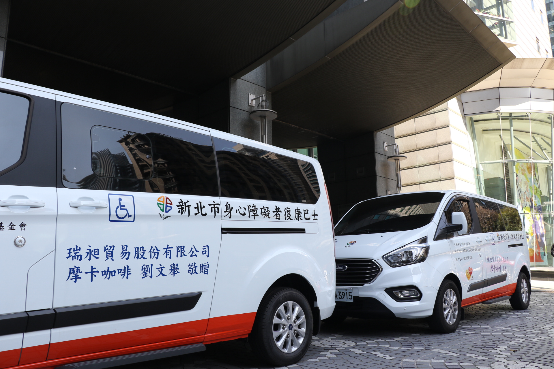 摩卡咖啡董事長劉文舉捐贈的復康巴士均屬雙乘坐位