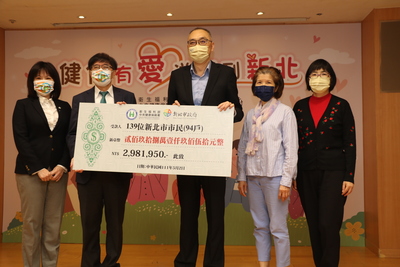 健保署長李伯璋（左2）代表捐贈298萬元  協助清償新北市94戶139位弱勢民眾  中為副市長謝政達
