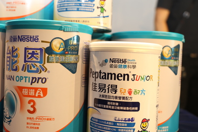 特殊配方的「佳易得」奶粉（右）售價是一般奶粉的3倍  文寶寶的父母轉贈給台灣弱勢病患權益促進會和財團法人罕見疾病基金會  以贈與有特殊需求的弱勢兒少使用
