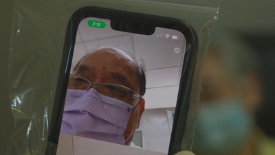 同仁醫院院長張澍平透過視訊問診  指示現場醫檢師投藥