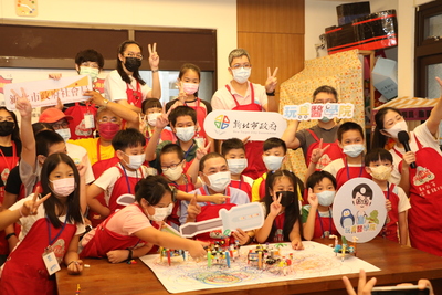 侯友宜參加玩具醫學院夏令營 和小朋友學習修玩具