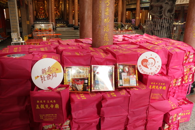 五穀先帝廟管委會所捐贈的澎湃包  每包均有3大禮盒  包含各式食品和民生用品