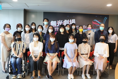 社會局副局長吳淑芳（後排中）到場鼓勵學員  並表示會持續舉辦  讓視障者為自己發聲