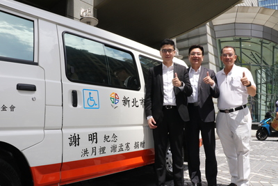 宏國德霖科大教師謝志良（右）由兒子謝孟憲（左）陪同捐車  由劉和然副市長（中）代表受贈
