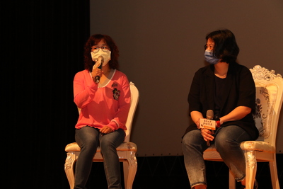 三重區親子協會理事長吳淑貞（左）說紀錄片探討女性死後住那裡  但女性生前住那裡也同樣重要