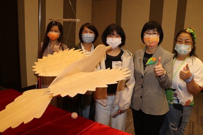 淡水竹圍高中羅山昀（中） 創作台灣藍鵲「自由飛翔」作品