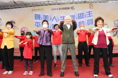 梅門創辦人李鳳山師父帶領眾人練習平甩功  知名藝人楊燕（右1）也一起練平甩