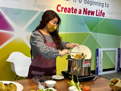 范秋水在三重新住民家庭服務中心示範如何用越式酸菜製作台灣美食