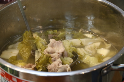 范秋水教用越式酸菜熬煮排骨、肉片湯