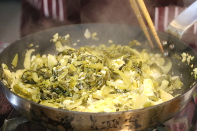 范秋水教用越式酸菜炒蛋成可口美食