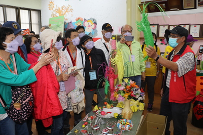 下城社區才藝教室環保編織老師陳英明（右1）向基隆鄉親展示他手創的大龍蝦和魚簍等作品