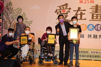 劉和然（右2）頒獎鼓勵身障朋友持續創作