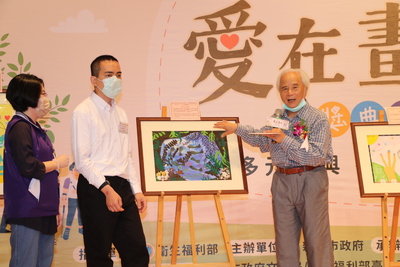 范烝瑋（左2）獲獎畫作「優游水族館」 評審蘇振明說畫中魚兒和水草呈現一份沉穩與祥和感