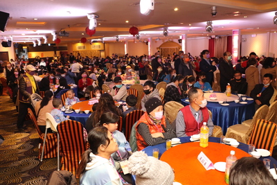長海同濟會暨北二區各友會 15日晚間在土城全國宴會館席開70桌邀請700位弱勢參與圍爐