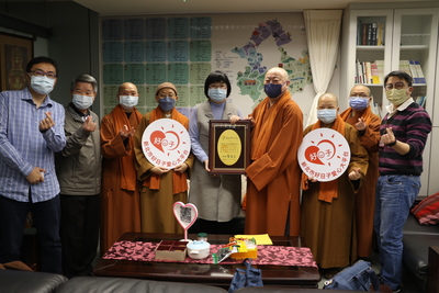 張錦麗局長（右5）代表侯友宜市長回贈感謝牌給新北市佛教會理事長釋如乘（右4）