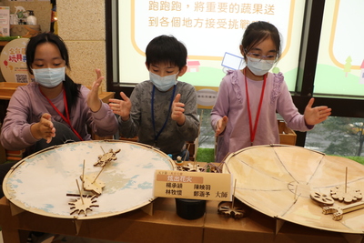 永和網溪國小學生  以戰鬥陀螺為發想  用木材設計「炫出花火」