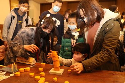 台南陽明高職的黃映淳（左1） 用原木創作「月圓」疊疊樂  吸引親子共玩