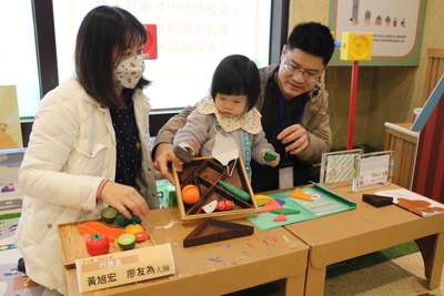 木育玩具設計大師黃旭宏（右1）利用七巧板的概念  設計巧食盒  原本是要給女兒玩  也獻給大家親子共玩