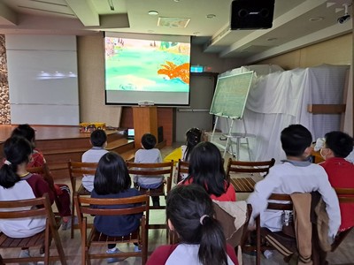 社團法人中華民國愛與希望協會小衛星利用投影機讓小朋友觀賞影片