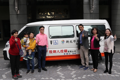 從事證券業退休的李偉仁（左3）帶著母親和妻兒捐贈復康巴士  由邱敬斌（右3）秘書長代表受贈