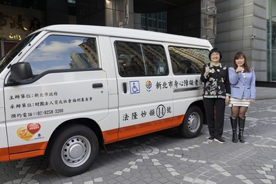 「科技俠侶」施、柳委託車商捐出第14輛復康巴士  由社會局長張錦麗（左1）代表受贈