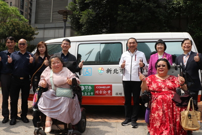 川方企業董事長黃國欣（左4）捐贈復康巴士  由侯友宜市長代表受贈   前排左1為中華關愛身障者協會理事長陳青琪