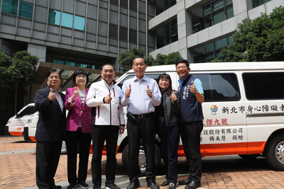 文傑建設董事長郭進源（右3）捐贈3輛  累計捐出9輛復康巴士