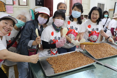 泰山區志工協會  這回改做花生糖  籌措母親節活動經費  右1為理事長王月惠
