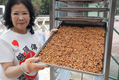 泰山區志工協會理事長王月惠表示  志工用愛心手作的花生糖  香脆可口不黏牙