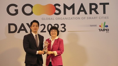 全球智慧城市聯盟主席蔣萬安頒贈2023 GO SMART Award 專案優勝獎給新北市  由社會局長張錦麗代表受贈