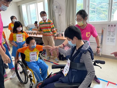 院生阿錚(右1)開心與同學進行輪椅接力大賽
