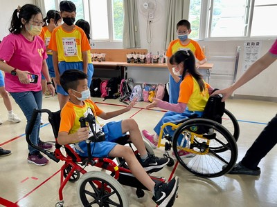 長坑國小同學操作輔具進行輪椅接力大賽