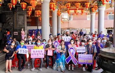 吉慶社區理事長陳新美（前排左4）利用吉安宮節慶活動宣導反家暴