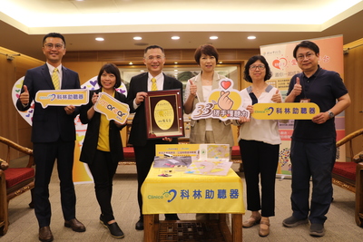 科林助聽器協理陳俊旭（左3）代表捐贈百萬元助聽器  由新北市副秘書長龔雅雯（右）說明