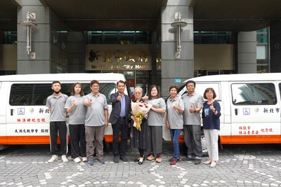 林曾翠霞醫師和家人們於捐贈之復康巴士前合影留念。