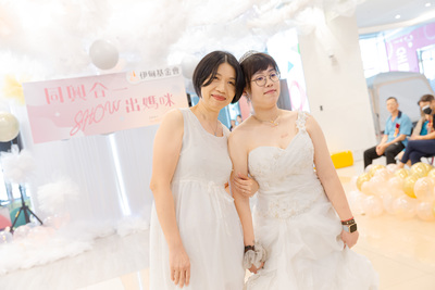 伊甸南興小作所服務對象小璿(右)與媽媽穿著婚紗走秀。(照片由伊甸基金會提供)