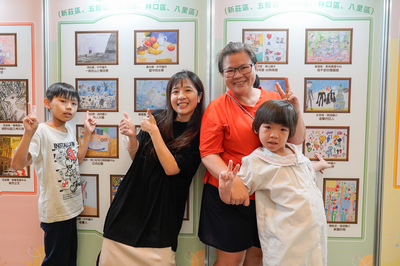 「愛在畫中」得獎者於畫作前與老師、家人開心合影